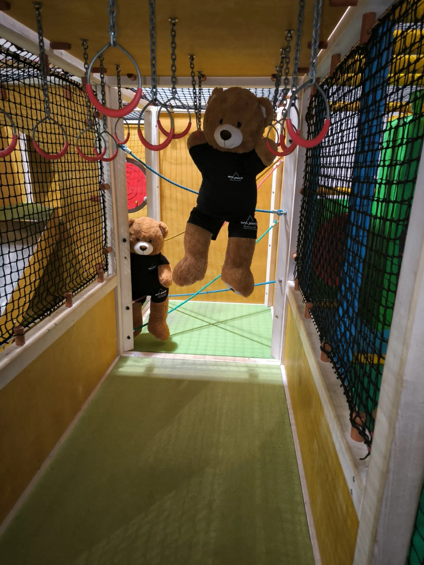 Klettergerüst und Tischfußball