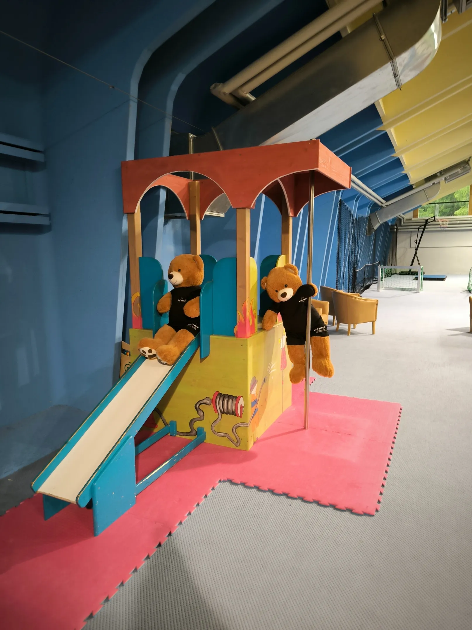 Kinderrutsche und Spielhaus